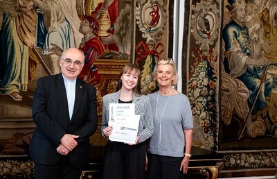 Siegerin Carolina Uran mit Diözesanbischof Wilhelm Krautwaschl (links) und Andrea Pinz, Schulamtsleiterin der Erzdiözese Wien (rechts)